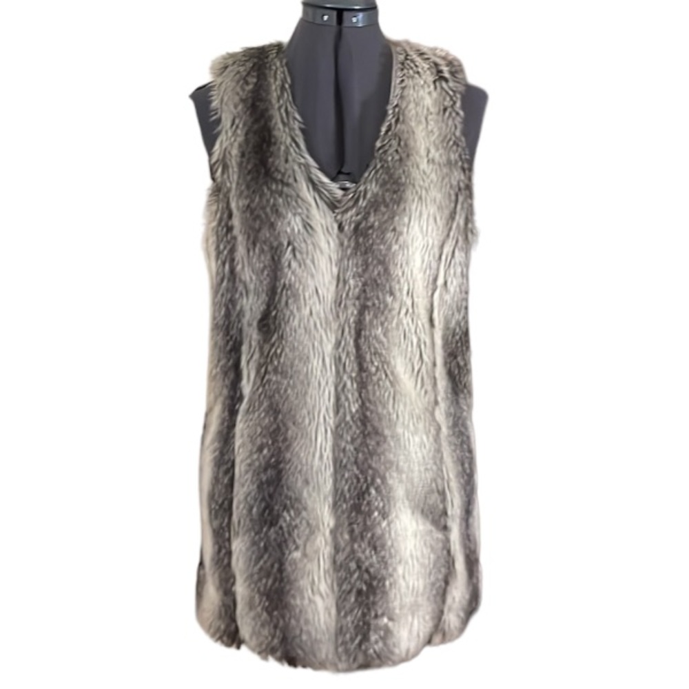 2/$25 Design Lab Lord and Taylor Faux Fur Vest Size Small